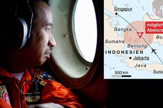 Ein Mitglied der Rettungsmannschaften Indonesiens sucht in einer Hercules C130 das mögliche Unglücksgebiet von AirAsia-Flug QZ8501 nahe der Insel Belitung ab