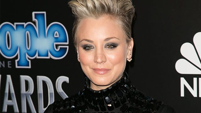 Kaley Cuoco ließ sich aus gesundheitlichen Gründen die Nase operieren. Kaley Cuoco ließ sich aus gesundheitlichen Gründen die Nase operieren.