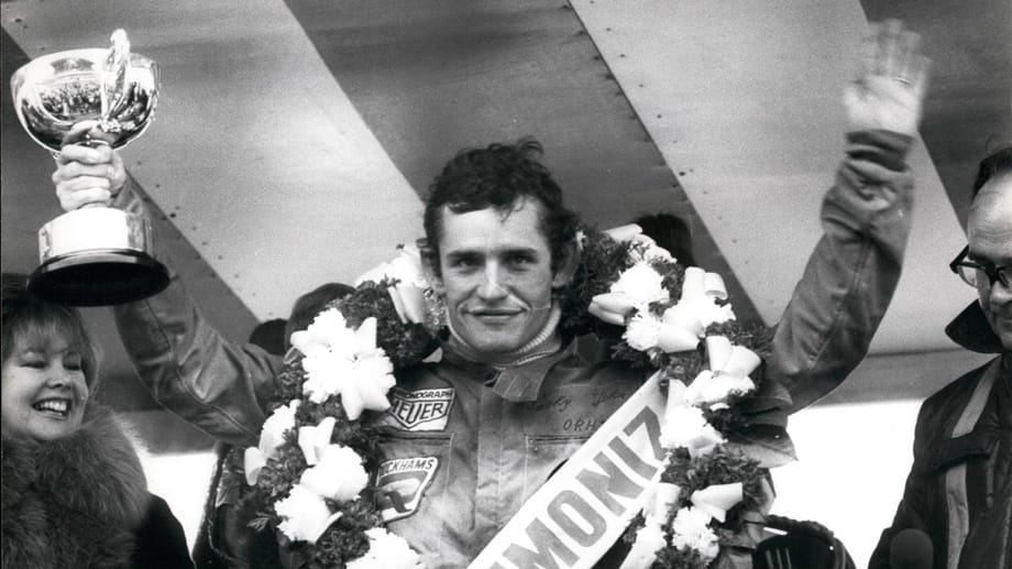 Doch die Formel 1 ist auch nur ein Schauplatz seiner sagenhaften Rennkarriere. Daneben gewinnt er sechs Mal das 24-Stunden-Rennen von Le Mans und triumphiert einmal bei der Rallye Paris-Dakar. Hier feiert er 1971 seinen Sieg beim Race of Champions in Brand Hatch.