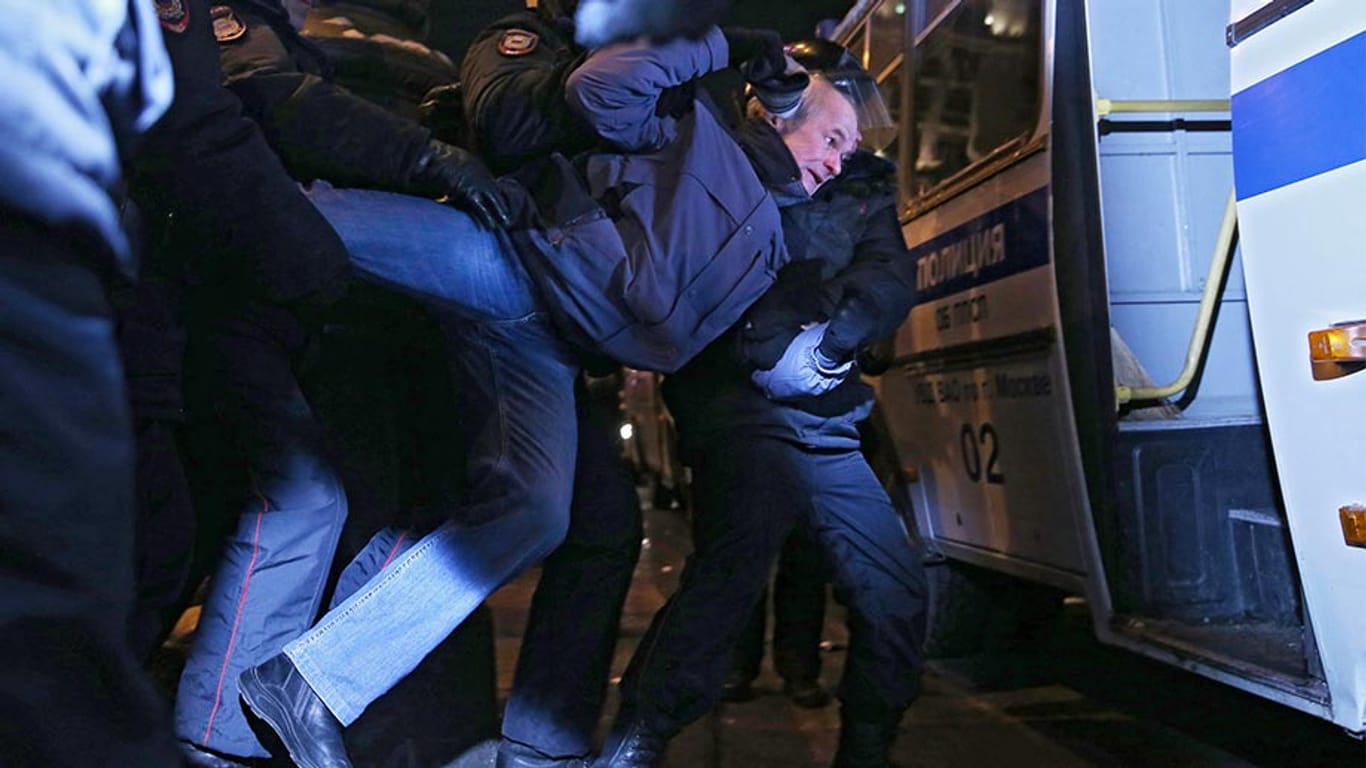 Bei einer Demonstration in Moskau gegen die Verurteilung des Kremlkritikers Alexej Nawalny sind nach Angaben von Menschenrechtsaktivisten mindestens 132 Menschen festgenommen worden.