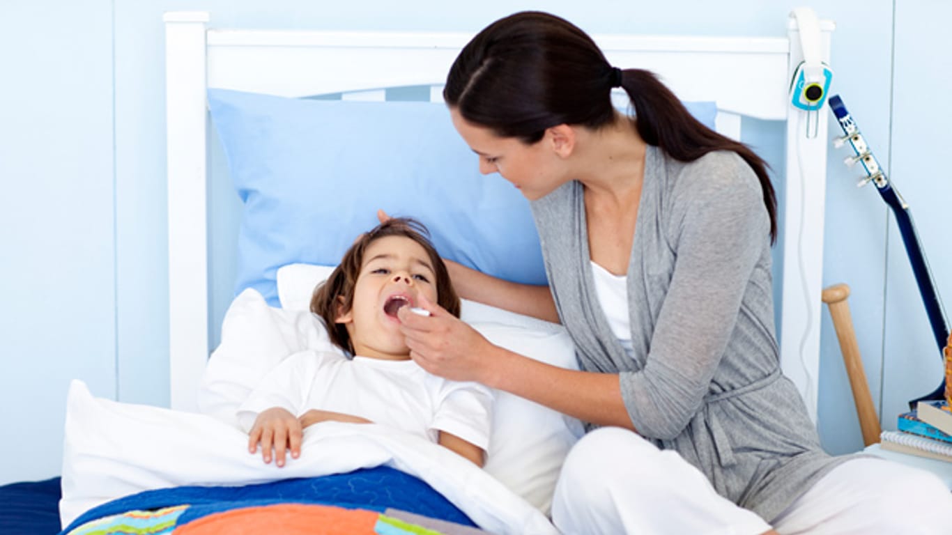 In der ersten Phase von Keuchhusten zeigen sich bei Kindern meist typische Erkältungssymptome wie Fieber und Husten