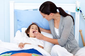 In der ersten Phase von Keuchhusten zeigen sich bei Kindern meist typische Erkältungssymptome wie Fieber und Husten