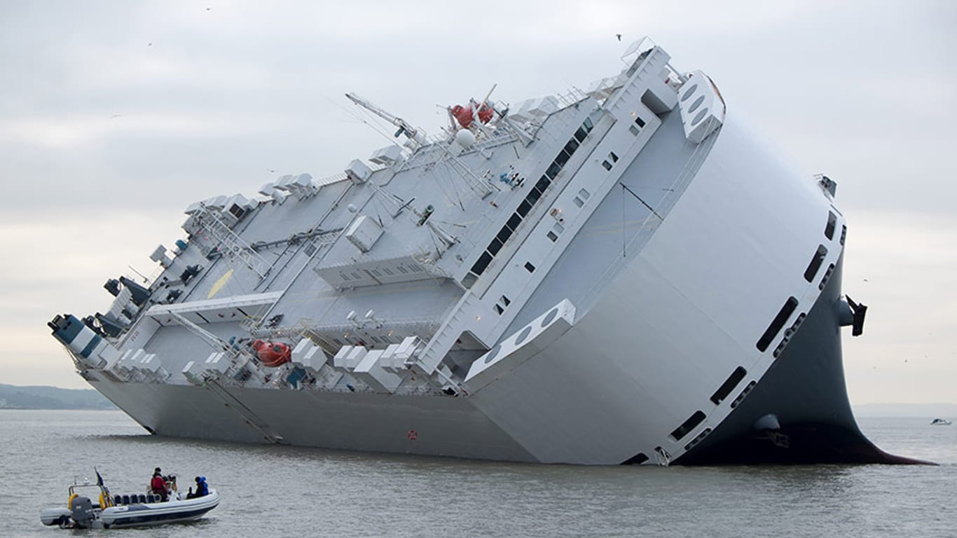 Das havarierte Transportschiff "Höegh Osaka" liegt vor der Isle of Wight auf einer Sandbank
