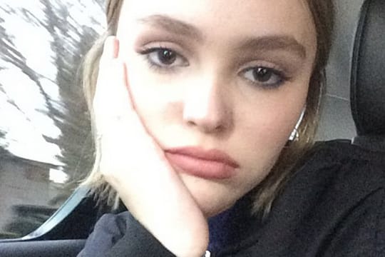 Lily-Rose Depp zeigt sich in den sozialen Medien.