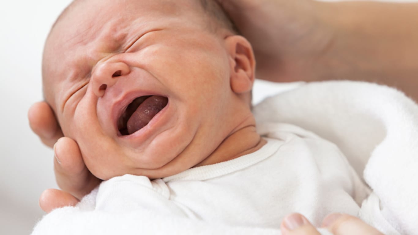 Keuchhusten kann für Babys lebensbedrohlich sein, weshalb sie möglichst stationär im Krankenhaus behandelt werden sollten