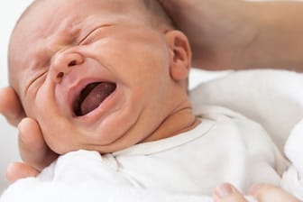 Keuchhusten kann für Babys lebensbedrohlich sein, weshalb sie möglichst stationär im Krankenhaus behandelt werden sollten
