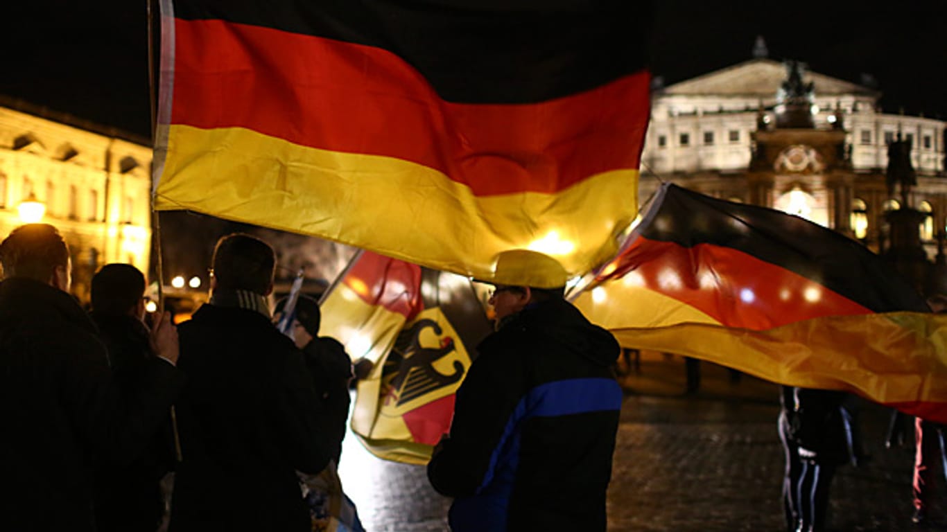 Pegida-Anhänger marschierten kurz vor Weihnachten mit Deutschlandfahnen durch Dresden