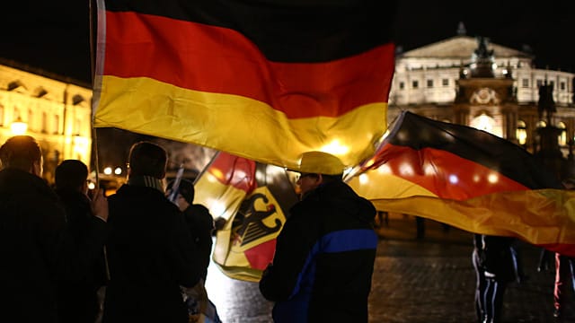 Pegida-Anhänger marschierten kurz vor Weihnachten mit Deutschlandfahnen durch Dresden