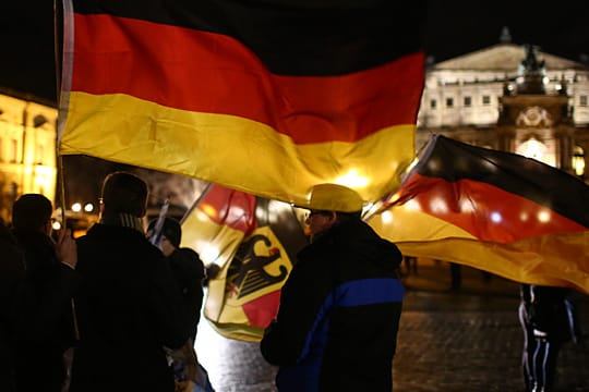 Pegida-Anhänger marschierten kurz vor Weihnachten mit Deutschlandfahnen durch Dresden