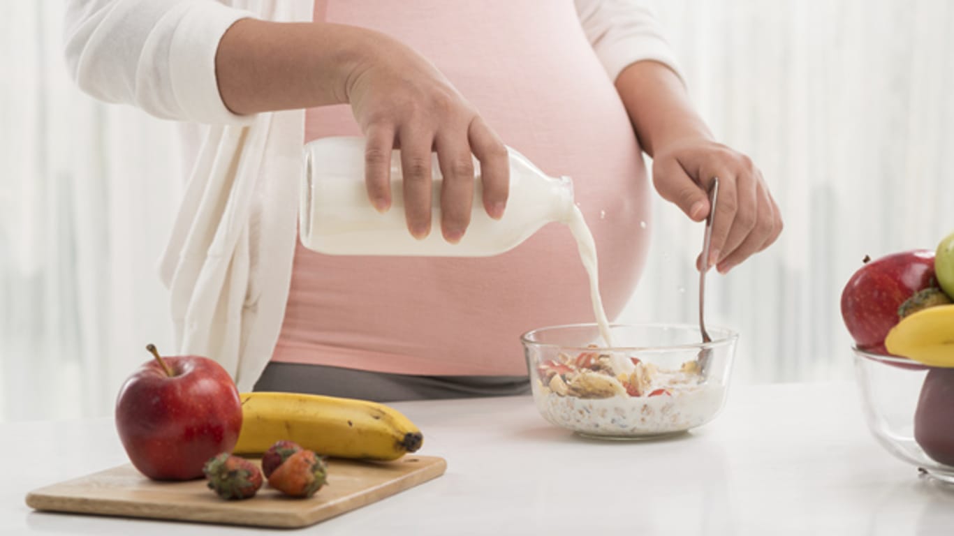 Sowohl vor, als auch während der Schwangerschaft ist die Einnahme von folsäurehaltigen Nahrungsmitteln sehr wichtig