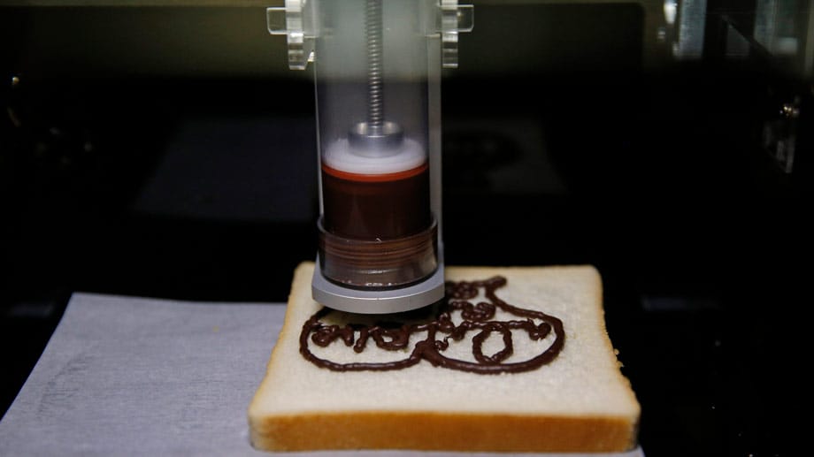 Mit dem 3D-Food Printer von YXZprinting wird die Schokocreme in schönen Mustern auf das Brot gedruckt.