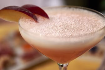 Der Bellini ist ein sehr glamouröser Cocktail und deshalb bestens für festliche Anlässe geeignet
