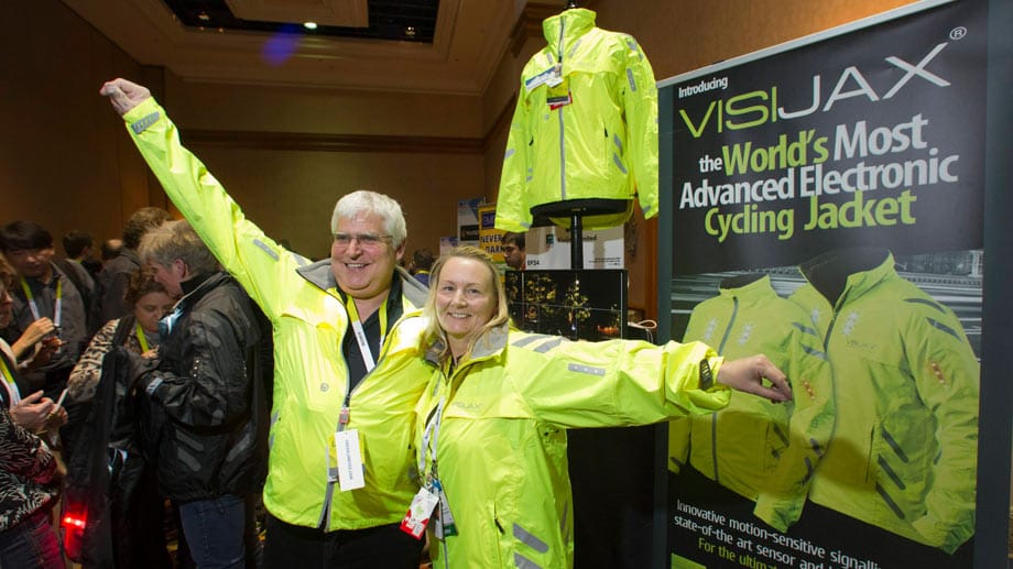 VISIJAX ist eine neue elektronische Jacke speziell für Fahrradfahrer mit 23 intensiven LEDs, die an den Stellen der Jacke blinkend aufleuchten, die gerade bewegt werden