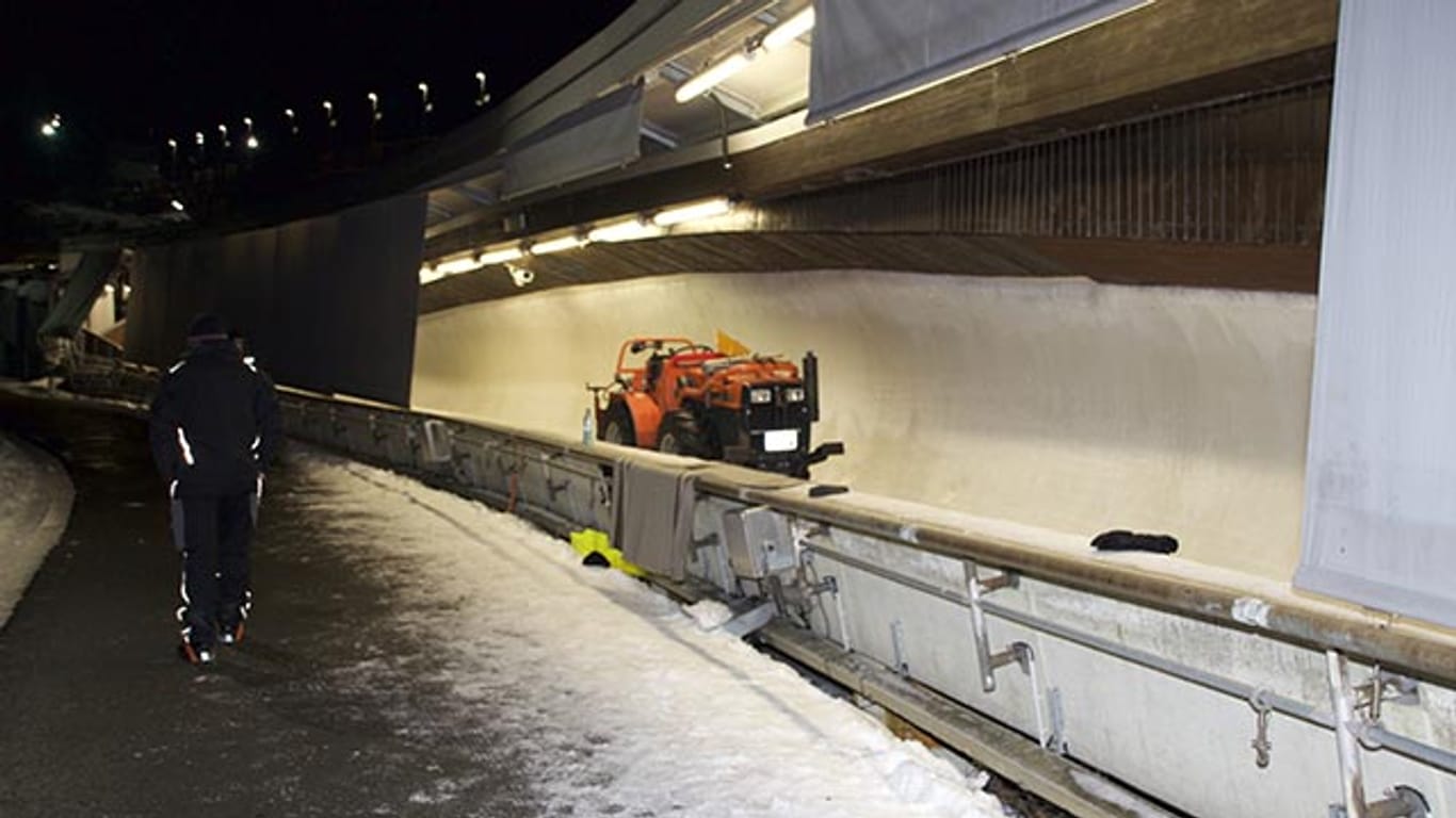 Ein Mann fand bei einem Unfall im Eistunnel in Winterberg den Tod.