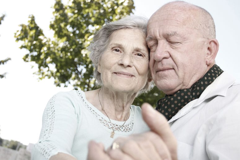 Kuscheln wird ab 70 immer wichtiger. Doch auch Sex spielt für viele Männer noch eine Rolle.