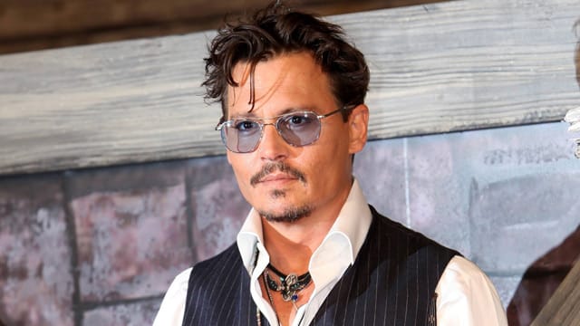 Schauspieler Johnny Depp trägt gerne viel Schmuck - für andere Männertypen eignet sich die schlichtere Variante.