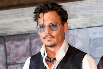Schauspieler Johnny Depp trägt gerne viel Schmuck - für andere Männertypen eignet sich die schlichtere Variante.