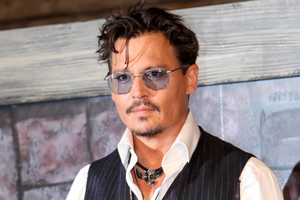 Schauspieler Johnny Depp trägt gerne viel Schmuck - für andere Männertypen eignet sich die schlichtere Variante.