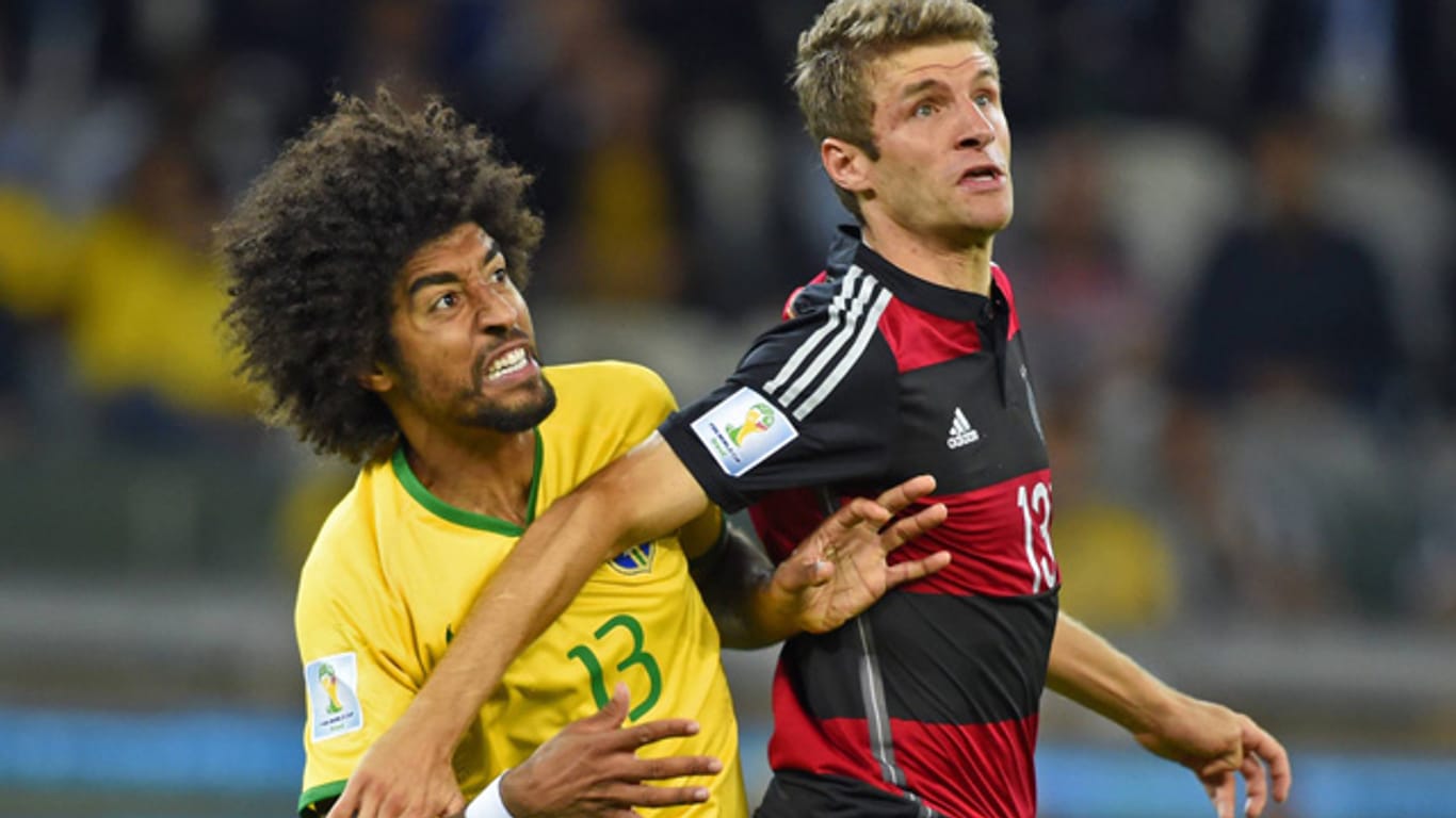 Brasiliens Abwehrkante Dante (li.) geht im WM-Halbfinale auf Tuchfühlung mit Thomas Müller.