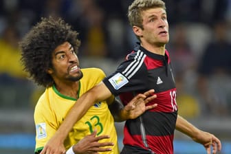 Brasiliens Abwehrkante Dante (li.) geht im WM-Halbfinale auf Tuchfühlung mit Thomas Müller.