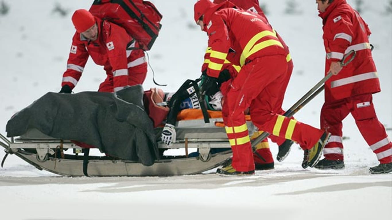 Simon Ammann wird von den Rettungskräften ins Krankenhaus gebracht.