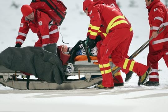 Simon Ammann wird von den Rettungskräften ins Krankenhaus gebracht.