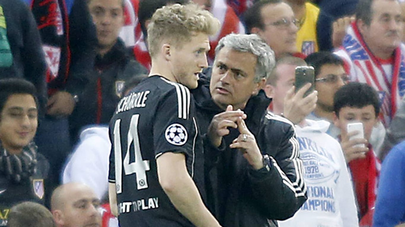 Jose Mourinho (re.) fordert von André Schürrle Verbesserungen.