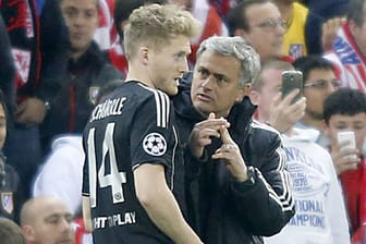 Jose Mourinho (re.) fordert von André Schürrle Verbesserungen.