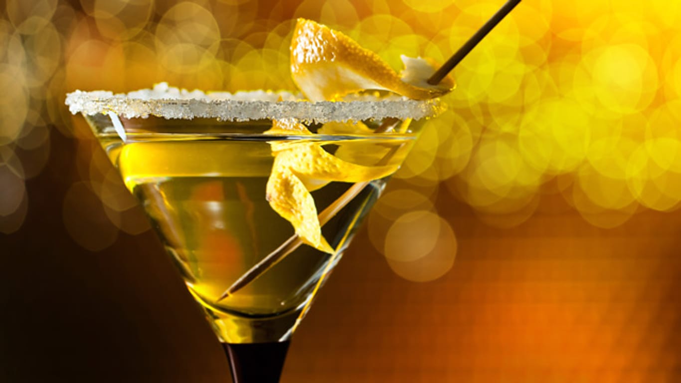 Je nach Geschmack können Sie Ihren Wodka Martini mit einer Zitronenschale oder -spirale oder mit einem Zuckerrand garnieren