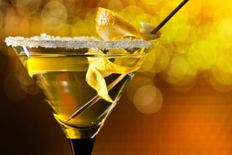 Je nach Geschmack können Sie Ihren Wodka Martini mit einer Zitronenschale oder -spirale oder mit einem Zuckerrand garnieren