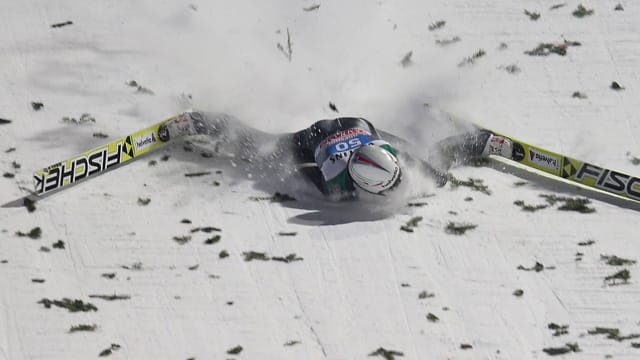 Zu viel gewollt: Simon Ammann stürzte in Bischofshofen kopfüber in den Schnee.