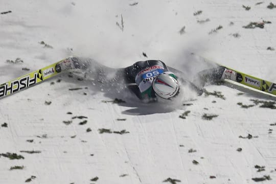 Zu viel gewollt: Simon Ammann stürzte in Bischofshofen kopfüber in den Schnee.