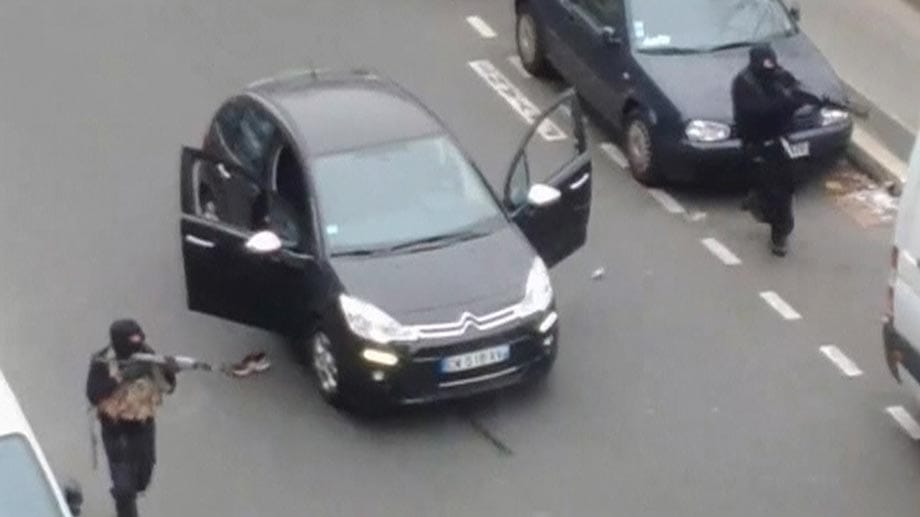 Schwer bewaffnet stürmten die Männer am Mittwoch in die Redaktionsräume von "Charlie Hebdo" in Paris.