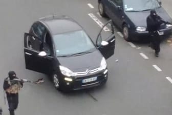 Schwer bewaffnet stürmten die Männer am Mittwoch in die Redaktionsräume von "Charlie Hebdo" in Paris.