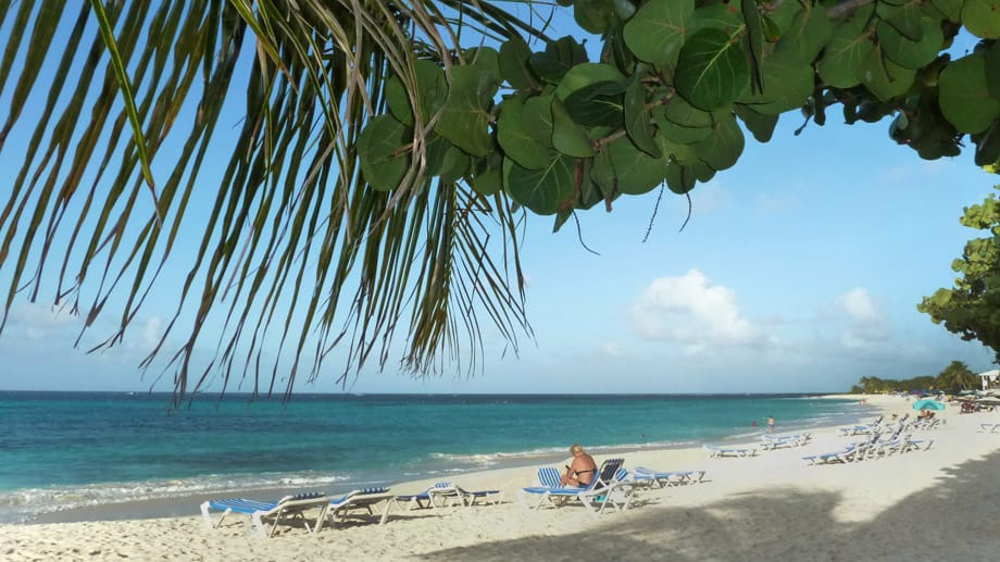 Faszinierende Strände gibt es auf Anguilla überall - und der Weg dahin ist kurz. Die Insel ist nur fünf Kilometer breit.