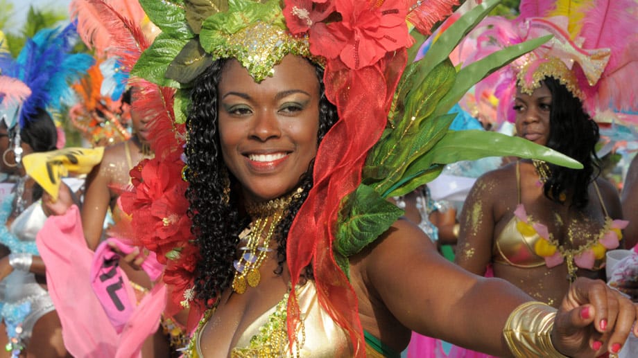 Karibischer Karneval: Die große Parade im August ist farbenfroh.