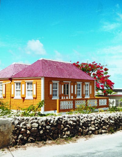 Karibisches Flair auf Anguilla: Bunte Cottages zeigen Lebensfreude.