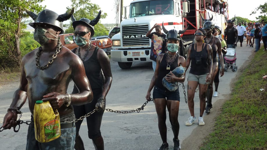 Beim Karneval auf Anguilla erinnern die Inselbewohner mit ihren Kostümen an die Sklaverei.