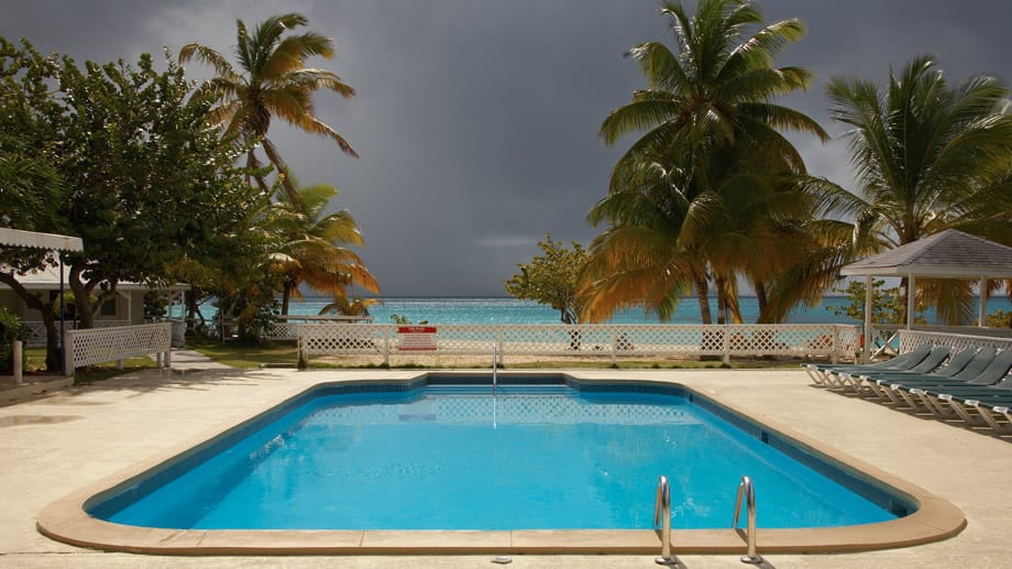 Pool und Penthouses: Anguilla lockt eher eine vermögende Klientel an.