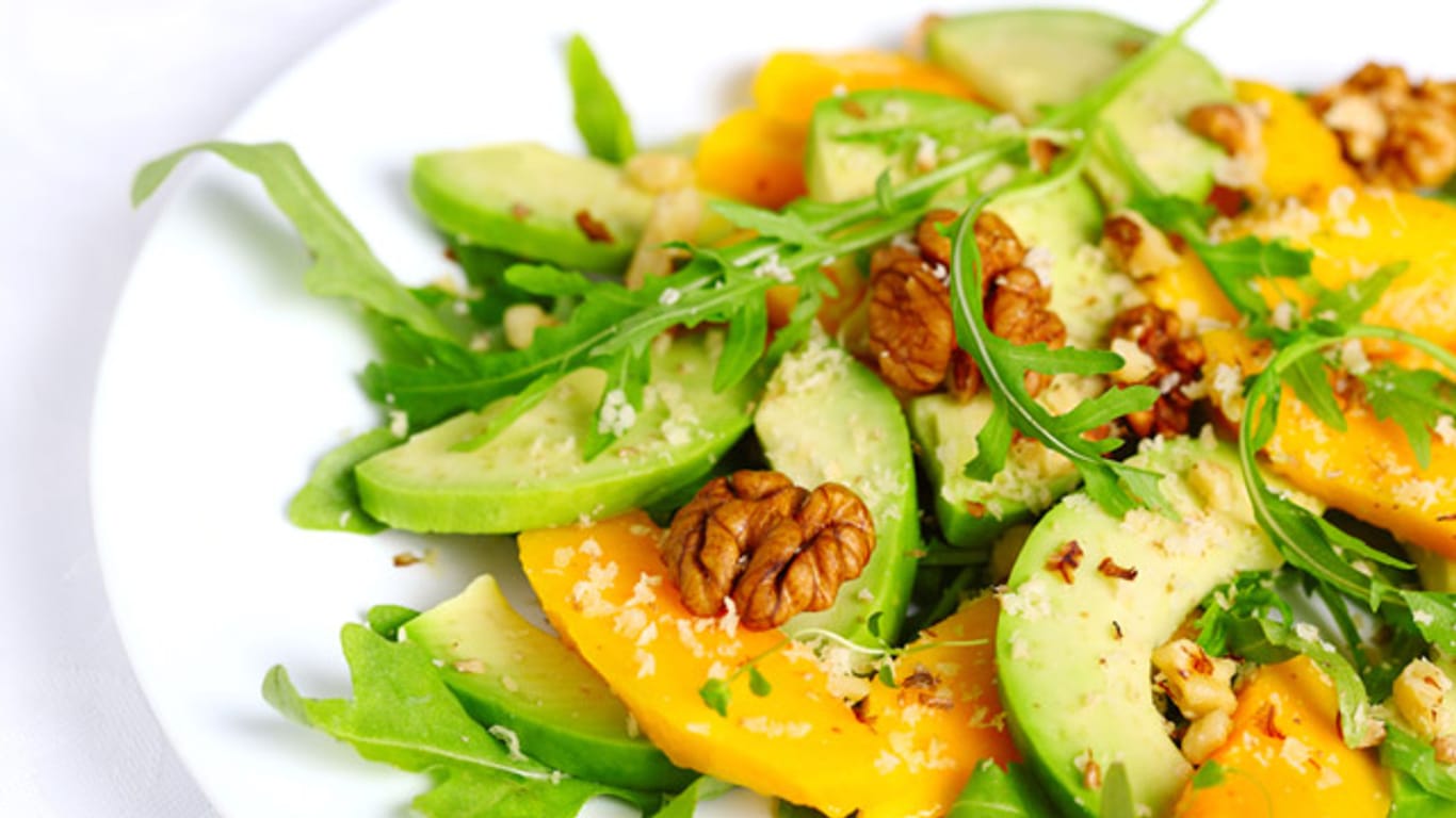 Fruchtige Zutaten, nussige Röstaromen und die Bitterstoffe des Rucola vereinen sich zu einem leckeren Avocado-Mango-Salat