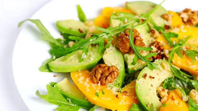 Fruchtige Zutaten, nussige Röstaromen und die Bitterstoffe des Rucola vereinen sich zu einem leckeren Avocado-Mango-Salat