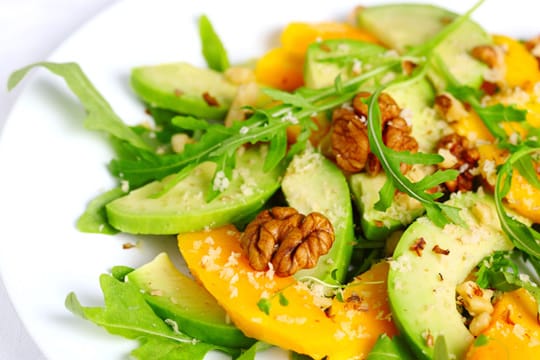 Fruchtige Zutaten, nussige Röstaromen und die Bitterstoffe des Rucola vereinen sich zu einem leckeren Avocado-Mango-Salat