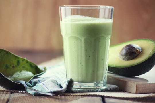 Dieser grüne Smoothie sorgt mit seinen Inhaltsstoffen für einen Energie-Kick