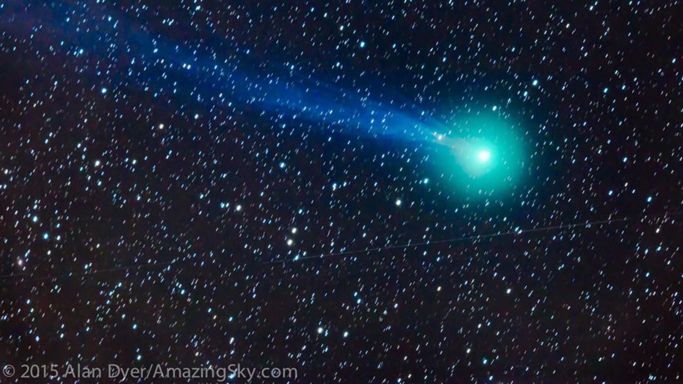Eine Aufnahme vom 6. Januar 2015 zeigt den Kometen Lovejoy mit seinem Kometenschweif als grünlichen Punkt über der Wüste von Neu Mexiko (USA).
