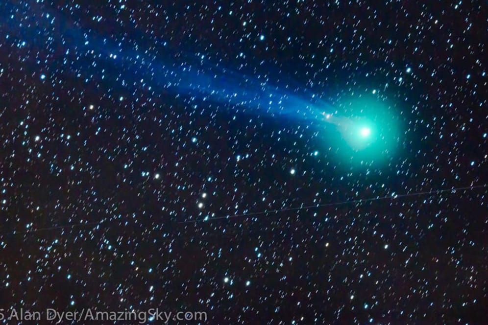Eine Aufnahme vom 6. Januar 2015 zeigt den Kometen Lovejoy mit seinem Kometenschweif als grünlichen Punkt über der Wüste von Neu Mexiko (USA).