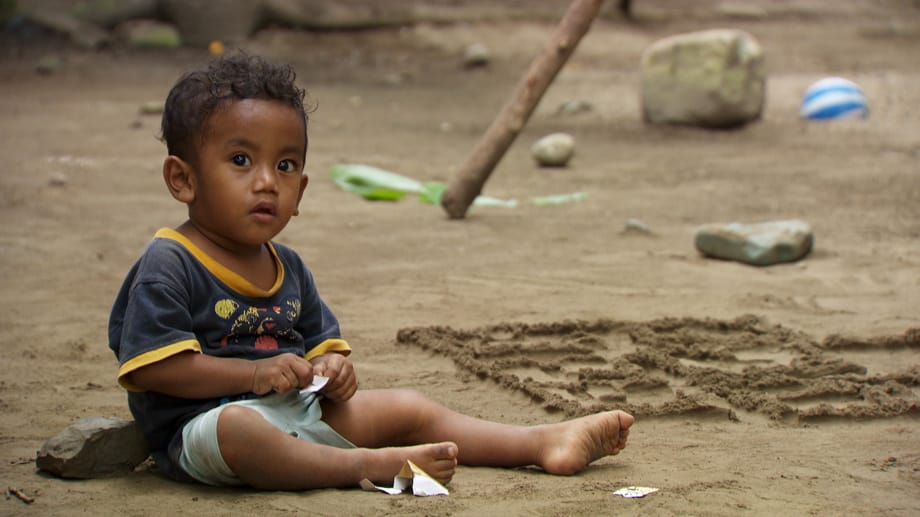 In Indonesien kommen Kinder viel öfter mit Schmutz in Berührung als in Deutschland. Wissenschaftler vermuten, dass dies ihr Immunsystem schützt. Krankheiten wie Asthma, Diabetes oder auch Allergien sind in Indonesien bei Kindern nahezu unbekannt.