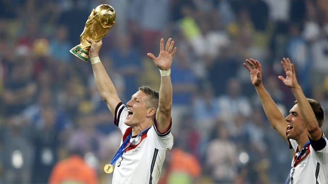 Die Bayern-Stars Bastian Schweinsteiger (links) und Philipp Lahm jubeln nach dem Sieg im Finale gegen Argentinien über den WM-Titel.