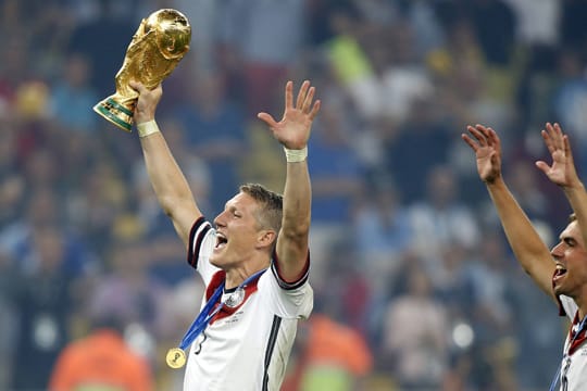 Die Bayern-Stars Bastian Schweinsteiger (links) und Philipp Lahm jubeln nach dem Sieg im Finale gegen Argentinien über den WM-Titel.