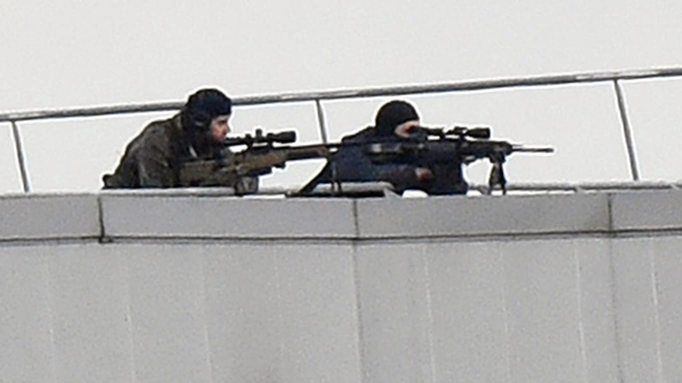 Scharfschützen haben die "Charlie Hebdo"-Attentäter im Visier.