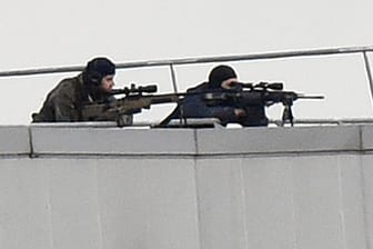 Scharfschützen haben die "Charlie Hebdo"-Attentäter im Visier.